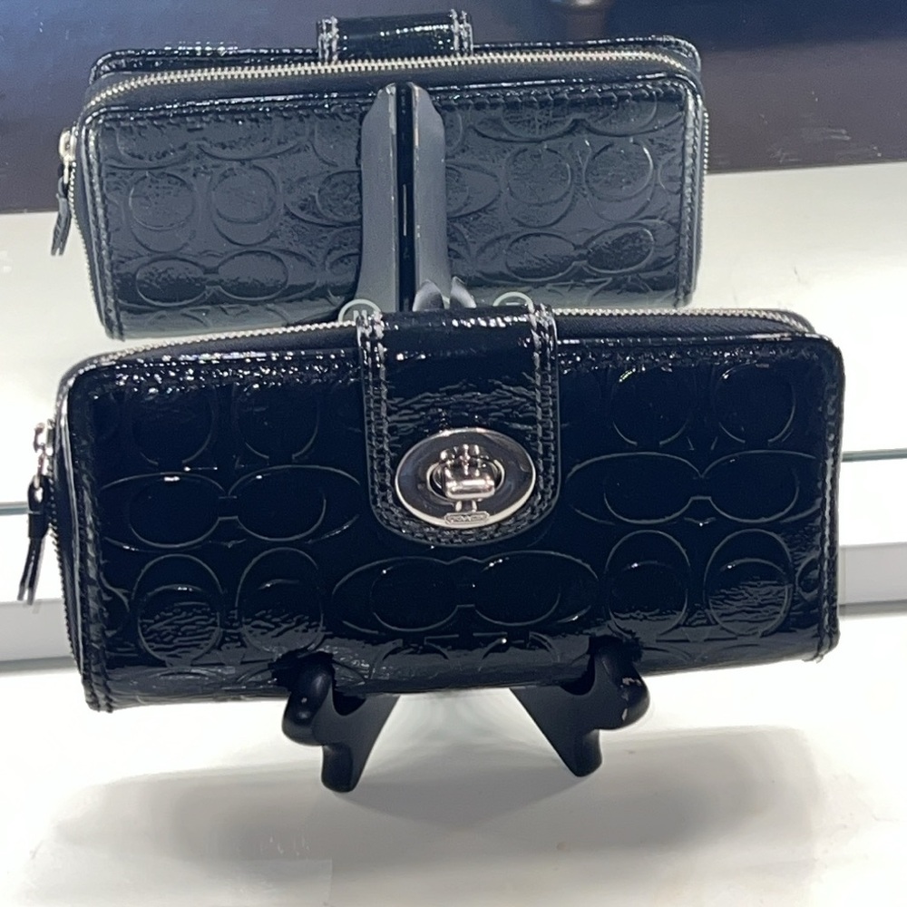 Coach embossed pattern leather zippered wallet with turn lock - Picture 3 of 13